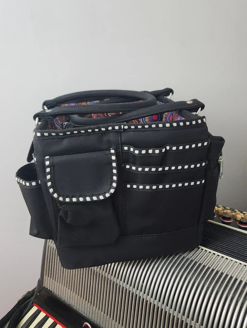 LIKE NEW BLACK NYLON ORGANIZER BAG W/PAISLEY PRINT INTERIOR